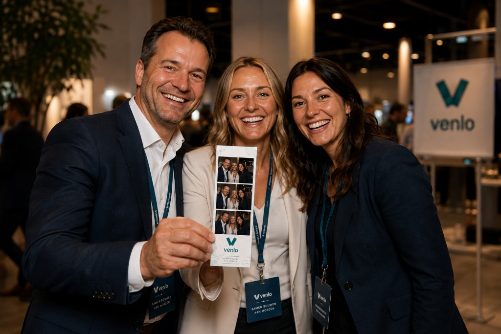 Gasten met fotostrip op een zakelijk event